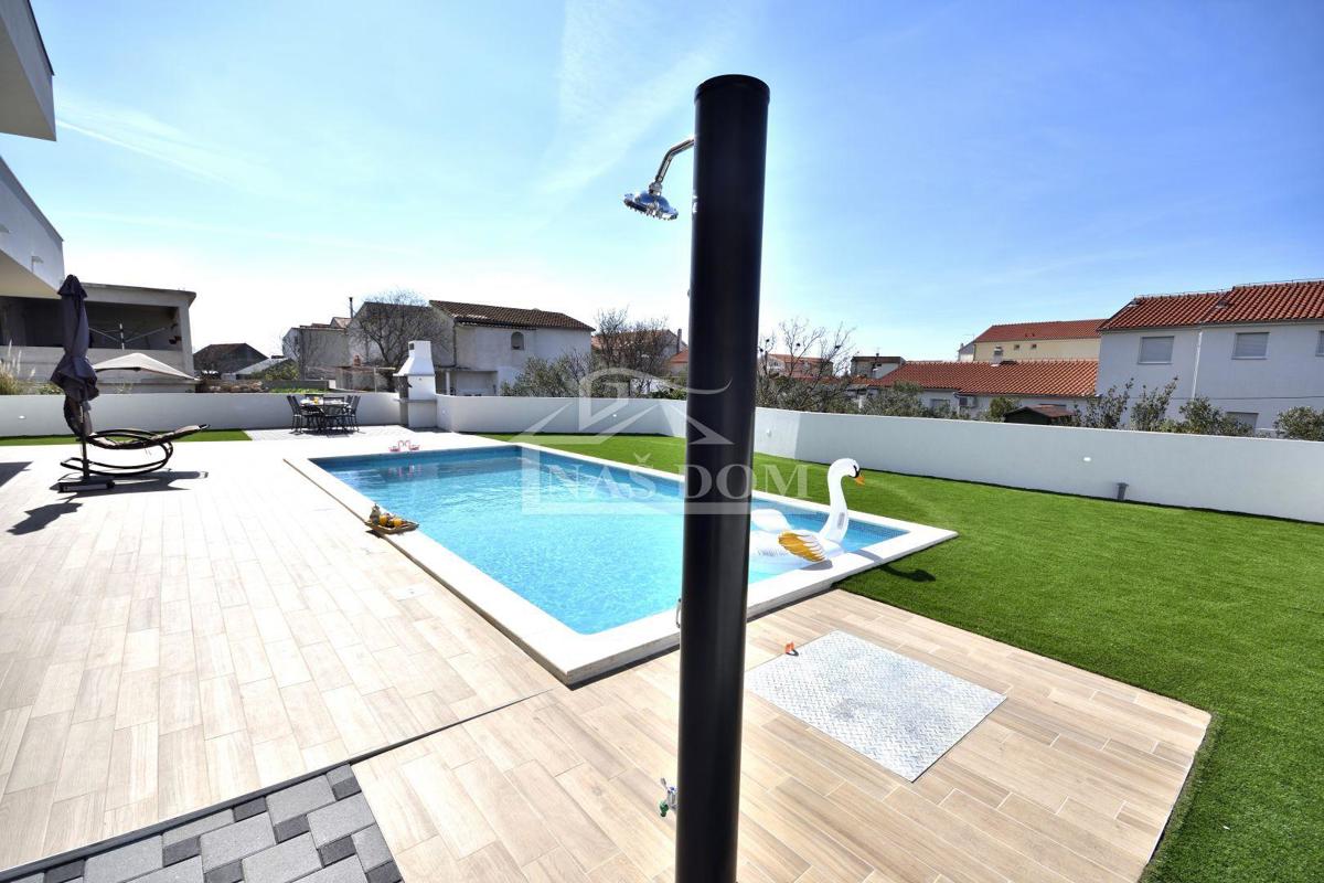 Vodice - Casa indipendente con 3 appartamenti, garage e piscina