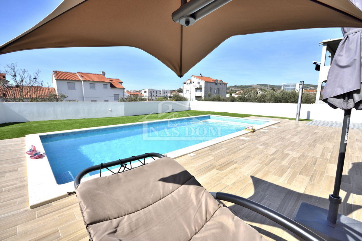 Vodice - Casa indipendente con 3 appartamenti, garage e piscina