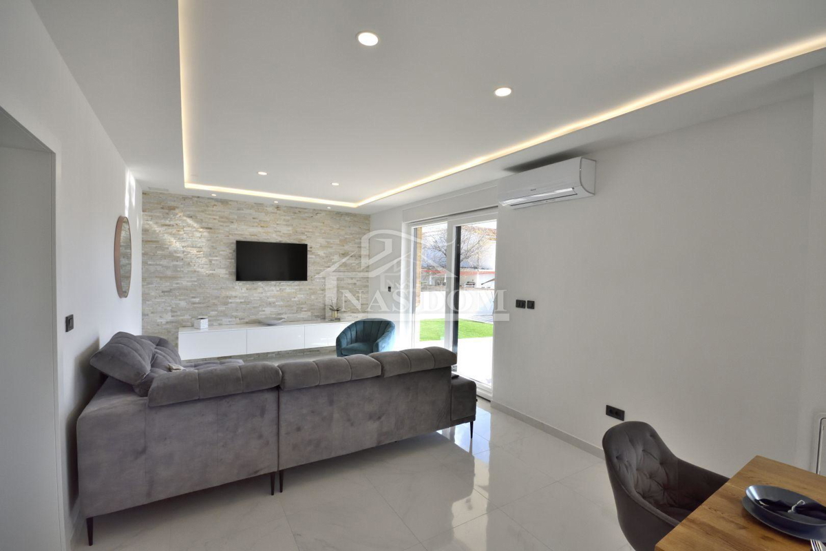 Vodice - Casa indipendente con 3 appartamenti, garage e piscina