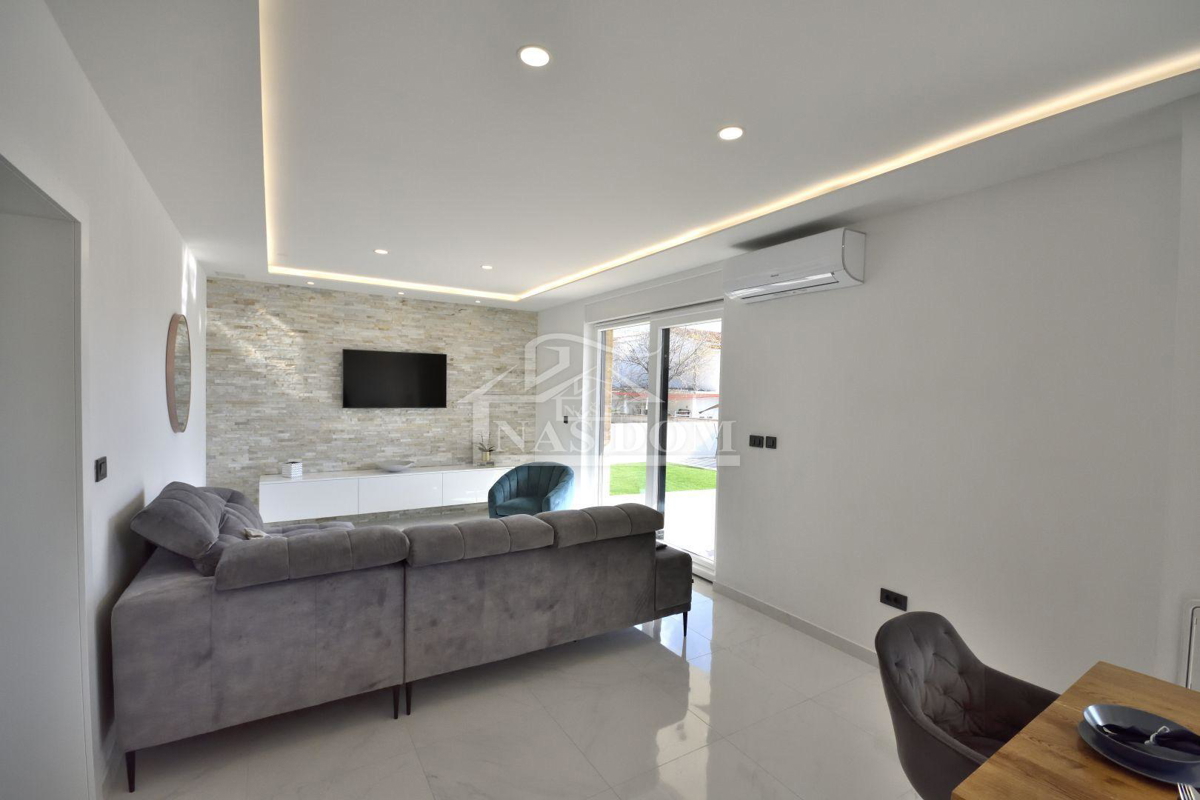 Vodice - Casa indipendente con 3 appartamenti, garage e piscina