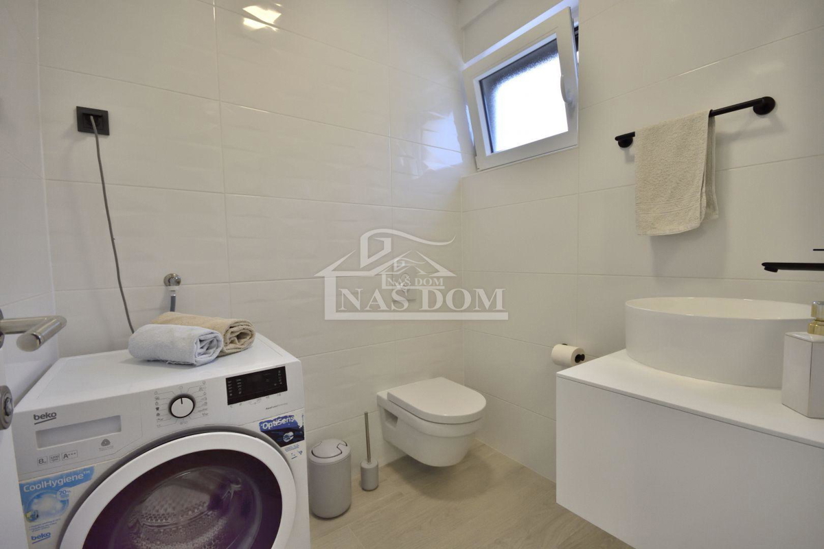 Vodice - Casa indipendente con 3 appartamenti, garage e piscina