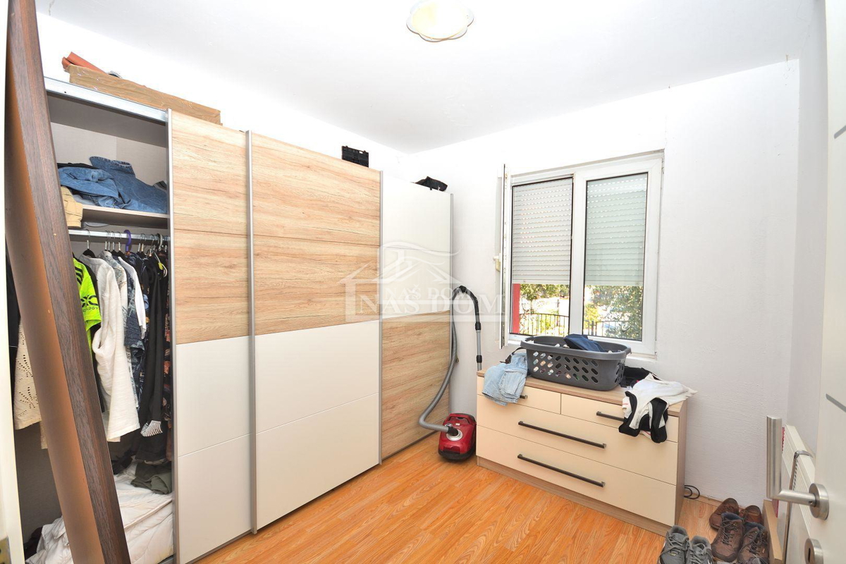 Vodice - Appartamento con tre camere da letto al piano terra, a 150 m dal mare