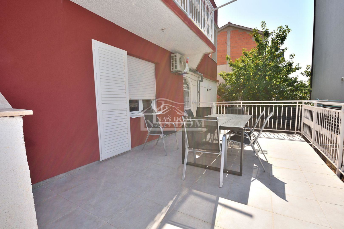 Vodice - Appartamento con tre camere da letto al piano terra, a 150 m dal mare