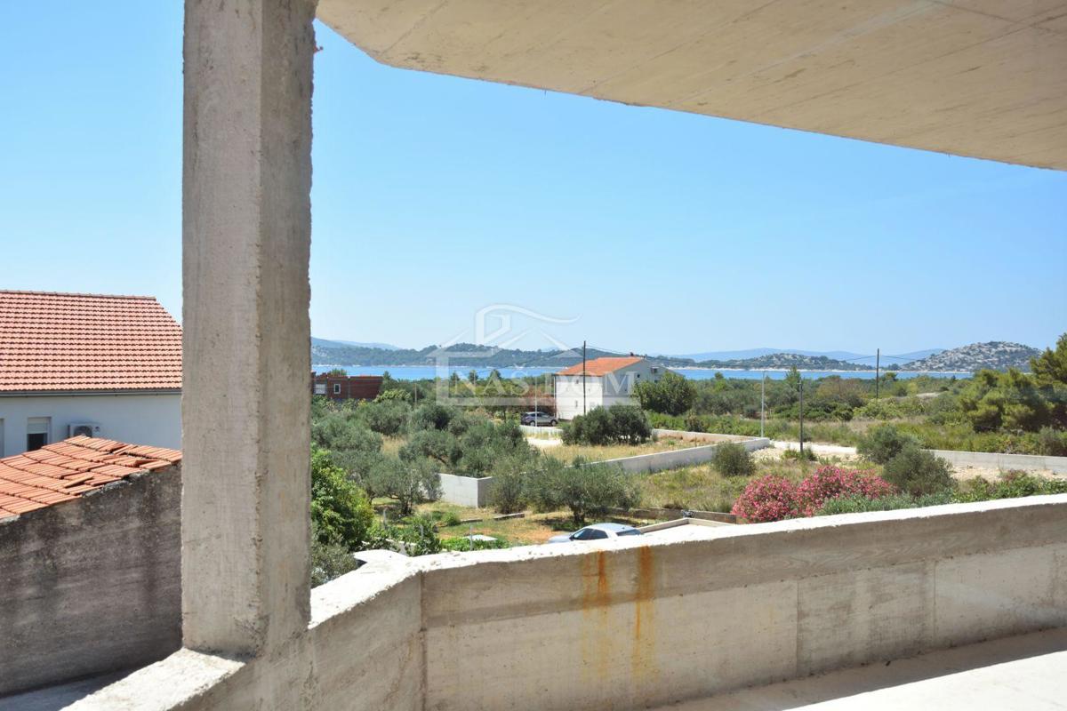 Vodice - Appartamento S3 al primo piano, a soli 350m dalla spiaggia