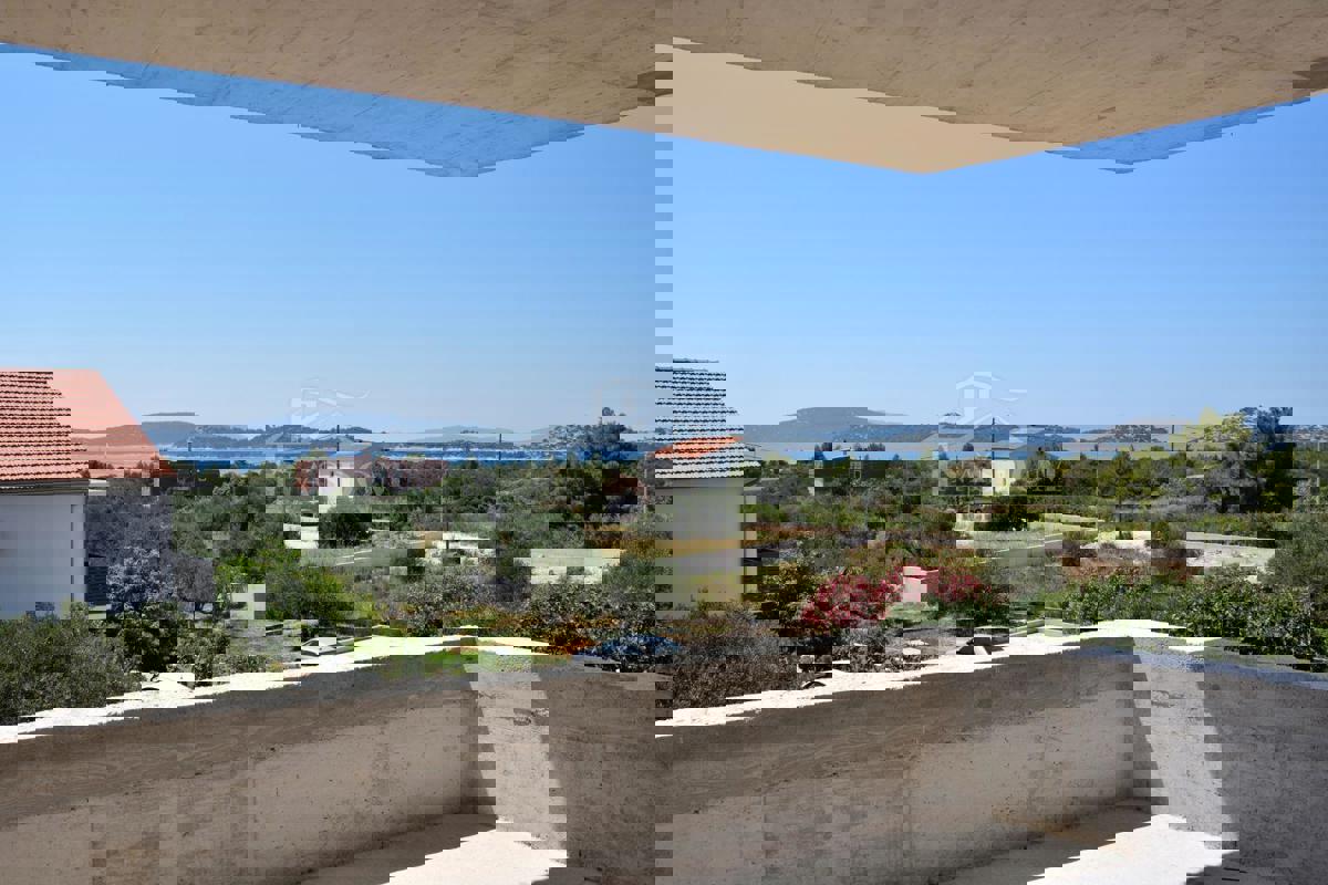 Vodice - Appartamento S3 al primo piano, a soli 350m dalla spiaggia