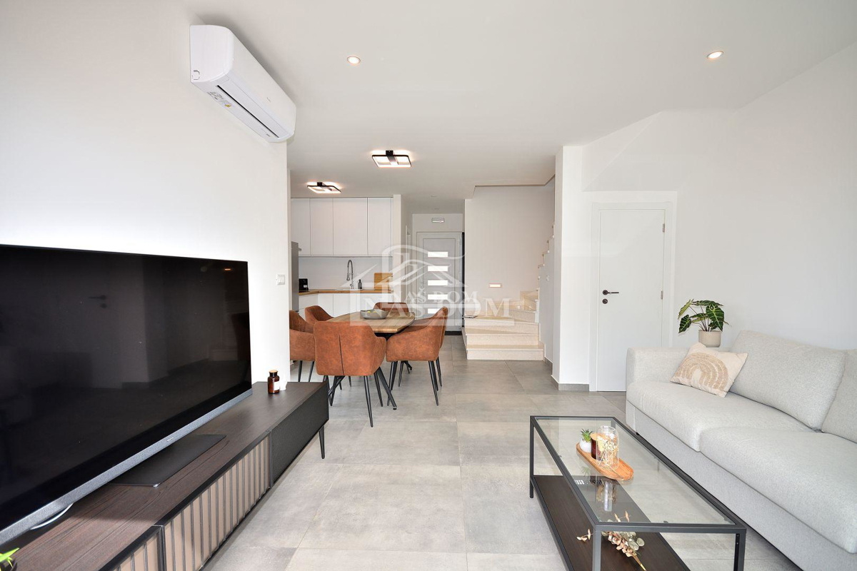 Vodice - appartamento arredato su due livelli con giardino, a 850 m dal mare