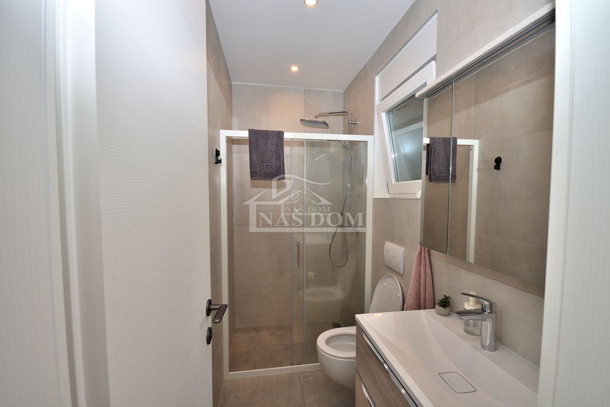 Vodice - appartamento arredato su due livelli con giardino, a 850 m dal mare