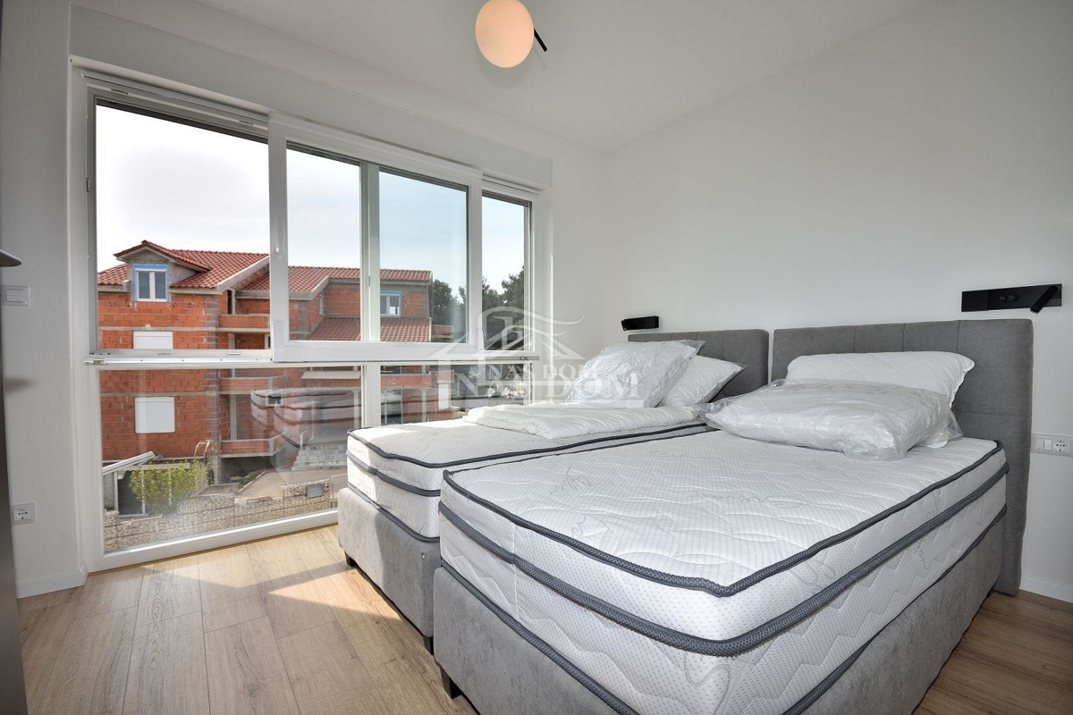 Vodice - appartamento arredato su due livelli con giardino, a 850 m dal mare