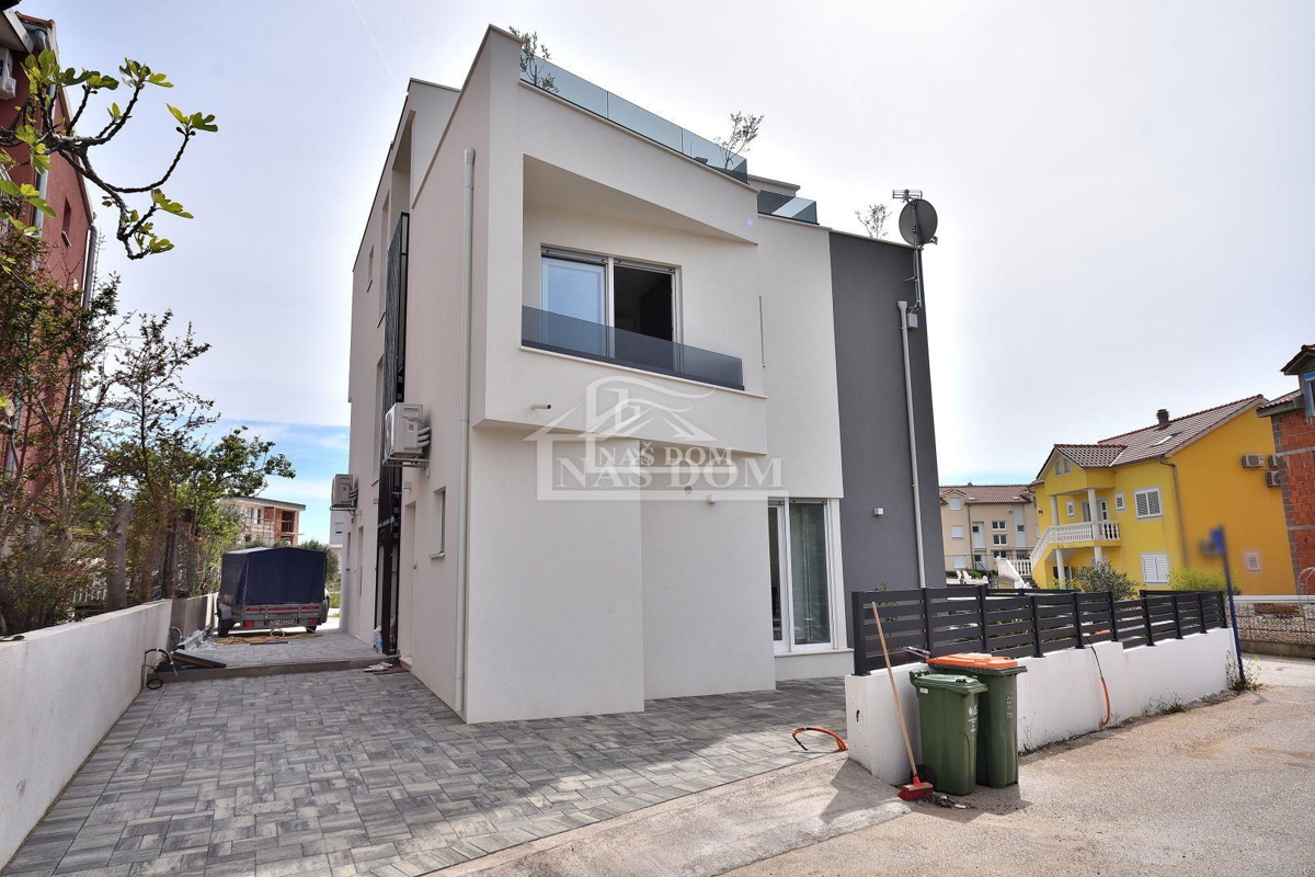 Vodice - appartamento arredato su due livelli con giardino, a 850 m dal mare