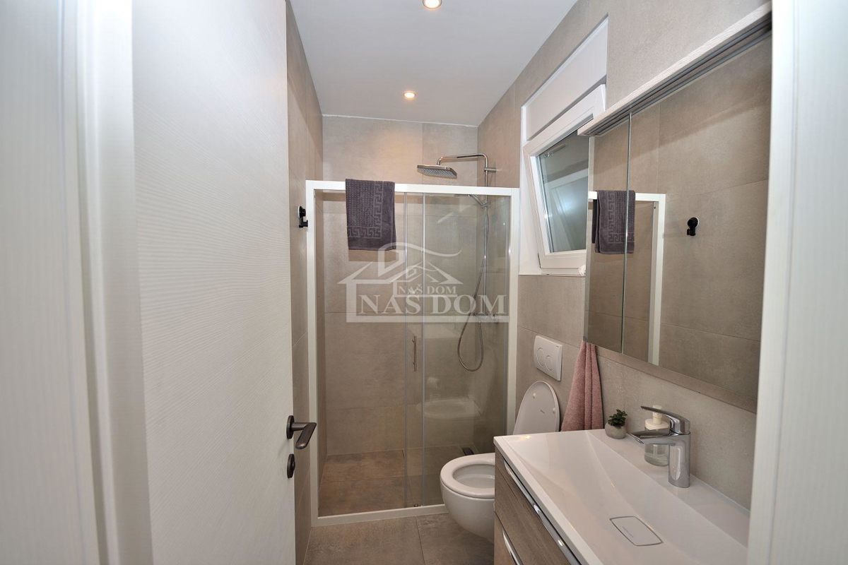 Vodice - appartamento arredato su due livelli con giardino, a 850 m dal mare