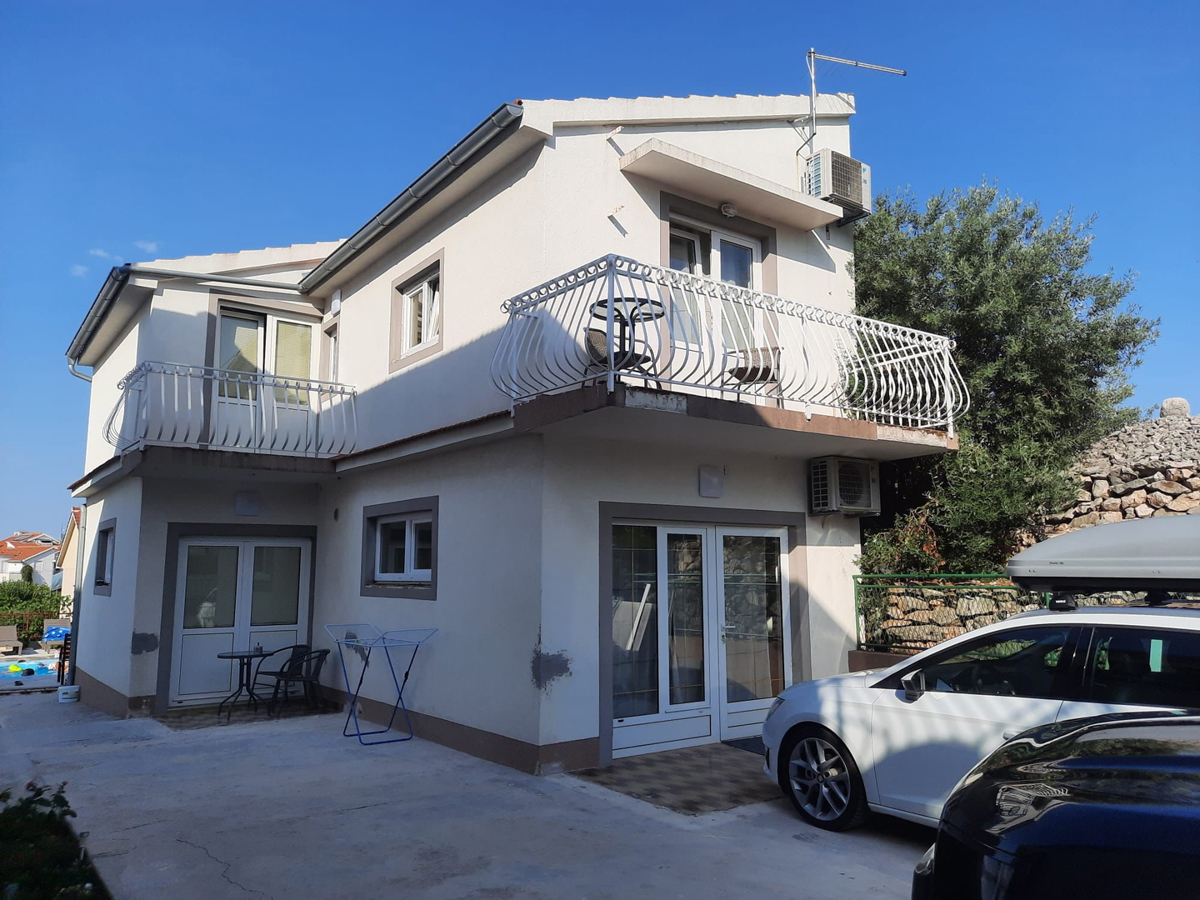 Vodice - casa appartamento con piscina, a 400 m dal centro