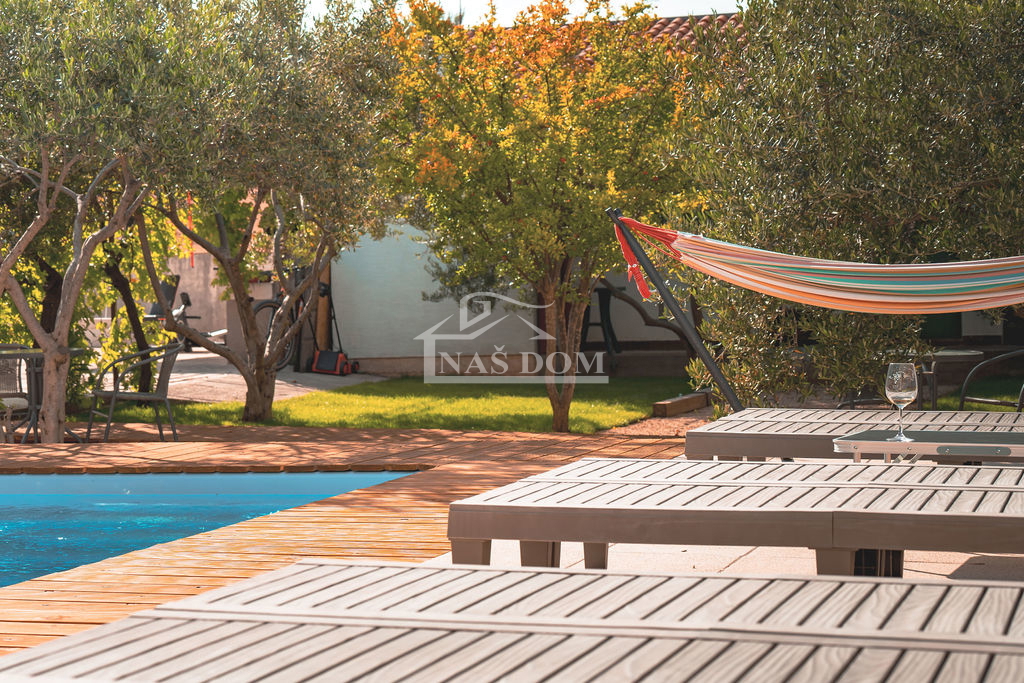 Vodice - 3 case con appartamenti e piscina a Vodice, vicino al centro e alla spiaggia