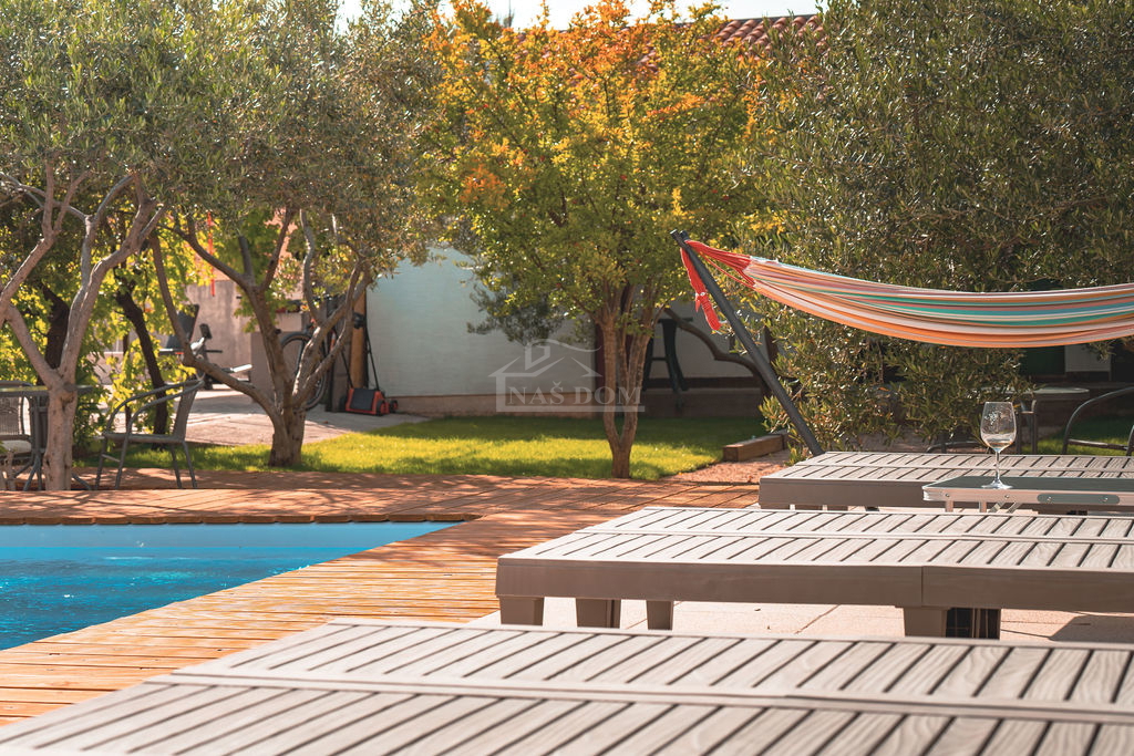 Vodice - 3 case con appartamenti e piscina a Vodice, vicino al centro e alla spiaggia