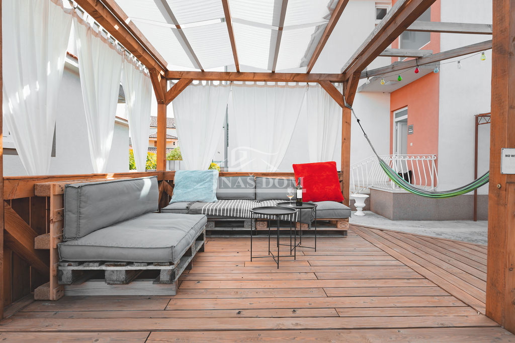 Vodice - 3 case con appartamenti e piscina a Vodice, vicino al centro e alla spiaggia