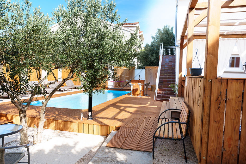 Vodice - 3 case con appartamenti e piscina a Vodice, vicino al centro e alla spiaggia