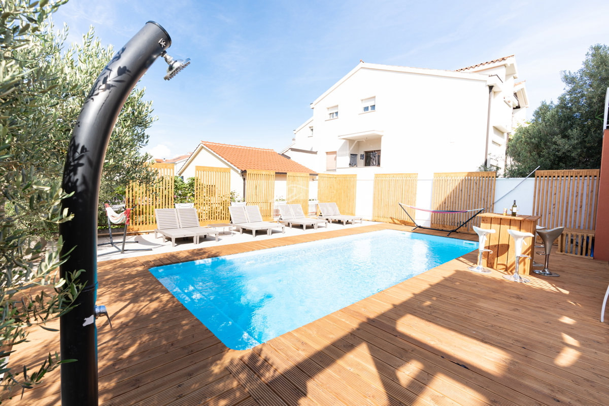 Vodice - 3 case con appartamenti e piscina a Vodice, vicino al centro e alla spiaggia