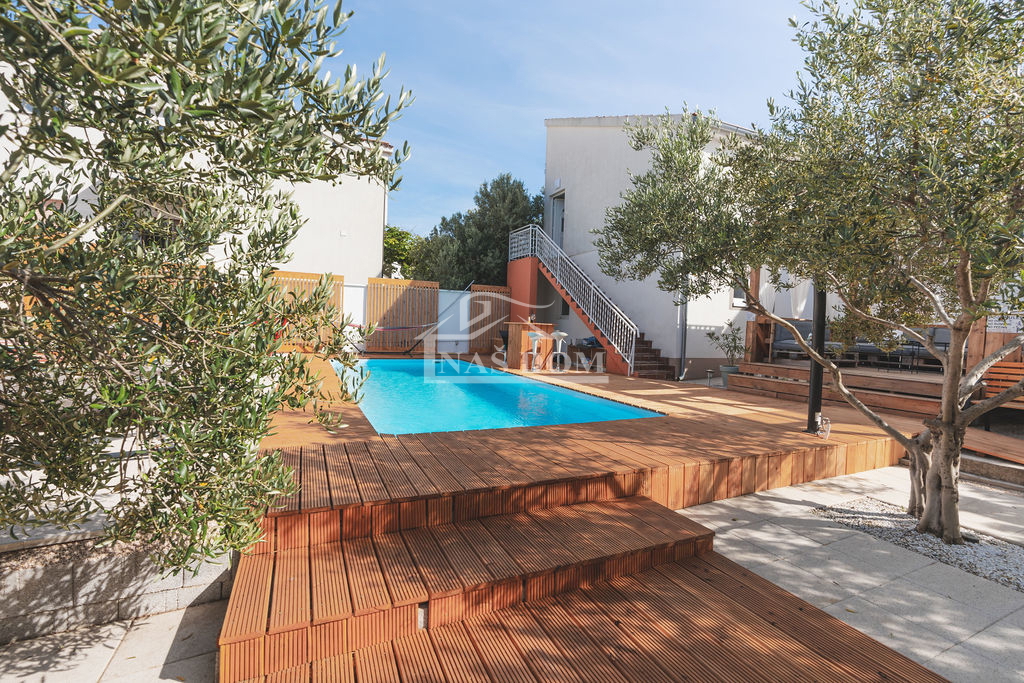 Vodice - 3 case con appartamenti e piscina a Vodice, vicino al centro e alla spiaggia