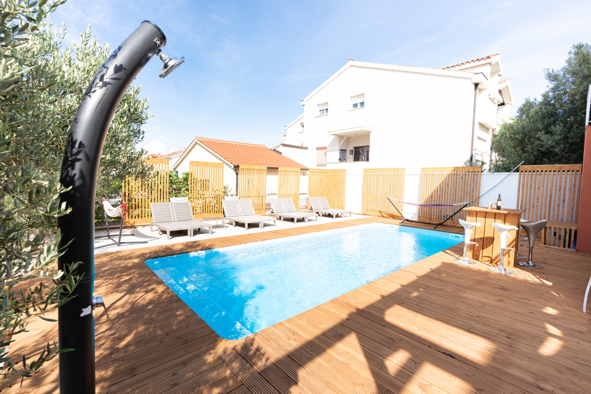 Vodice - 3 case con appartamenti e piscina a Vodice, vicino al centro e alla spiaggia