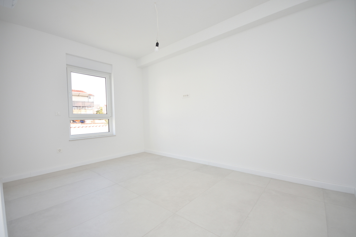 Vodice - Appartamento S3 al piano terra con giardino in una posizione eccellente