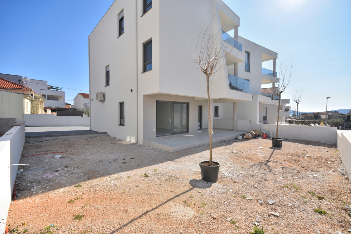 Vodice - Appartamento S3 al piano terra con giardino in una posizione eccellente