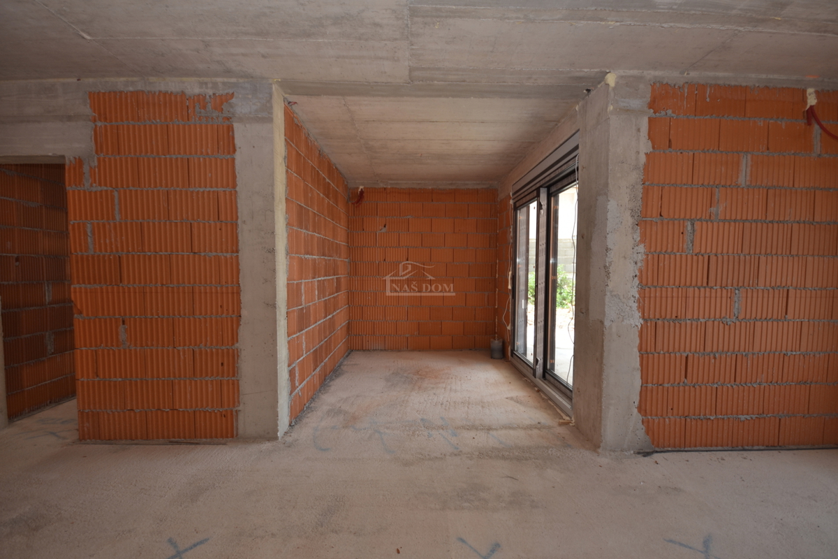 Brodarica - Appartamento S2 al piano terra con giardino di 130m2