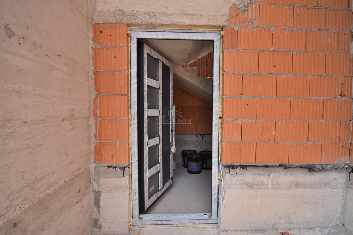 Brodarica - Appartamento S2 al piano terra con giardino di 130m2