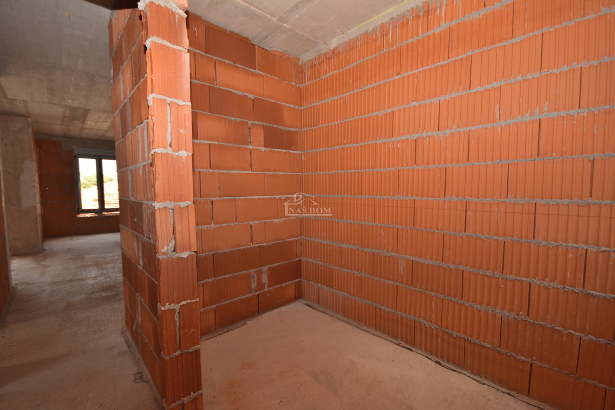 Brodarica - Appartamento S2 al piano terra con giardino di 130m2