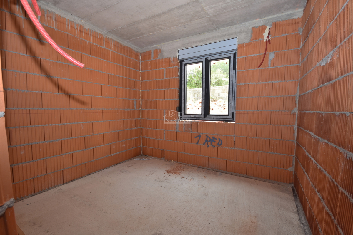 Brodarica - Appartamento S2 al piano terra con giardino di 130m2