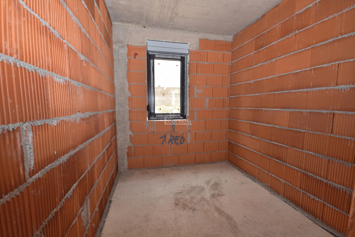 Brodarica - Appartamento S2 al piano terra con giardino di 130m2