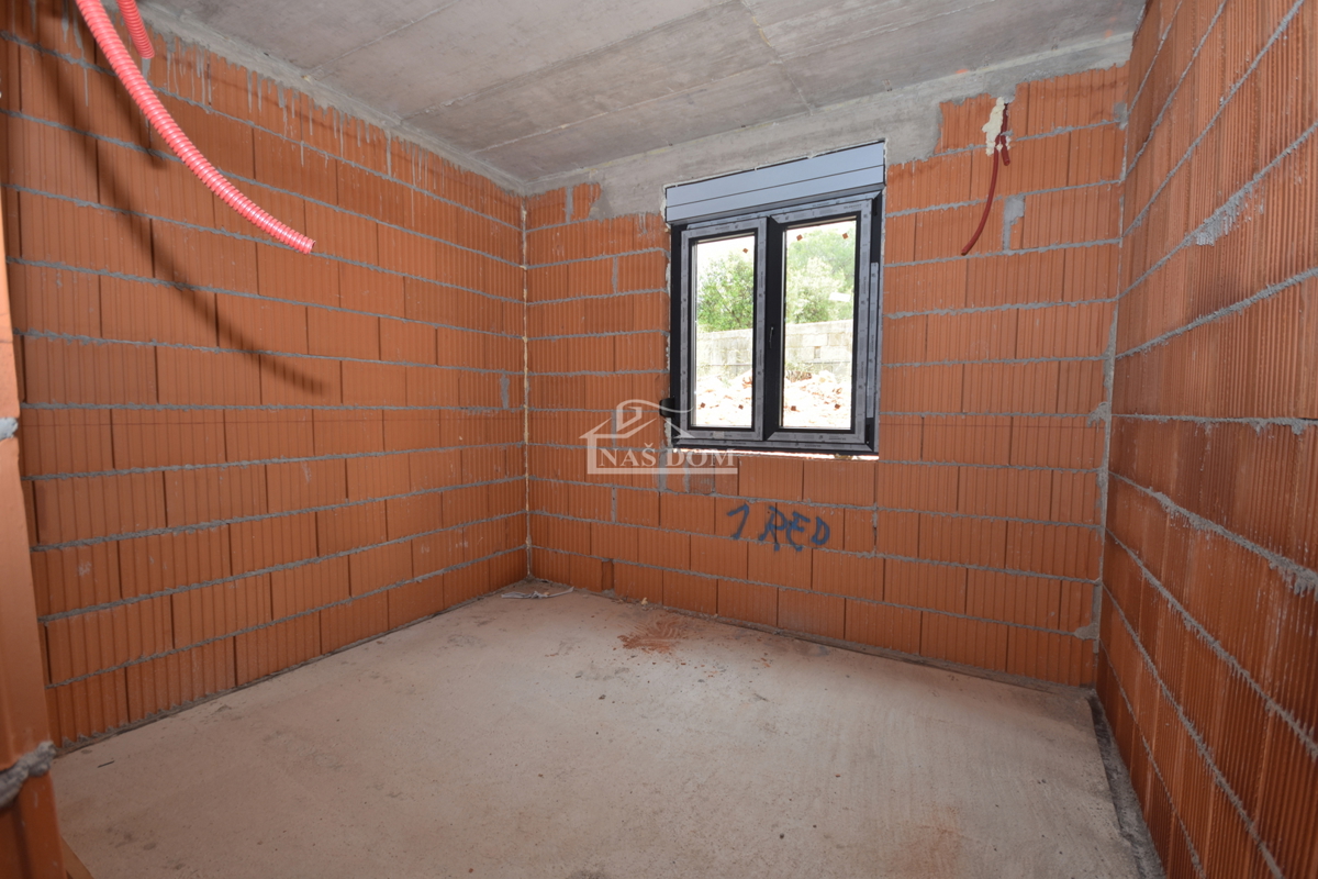 Brodarica - Appartamento S2 al piano terra con giardino di 130m2