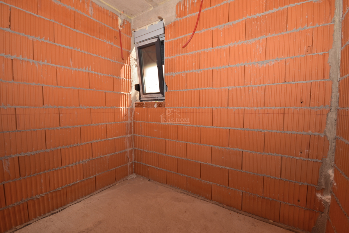 Brodarica - Appartamento S2 al piano terra con giardino di 130m2