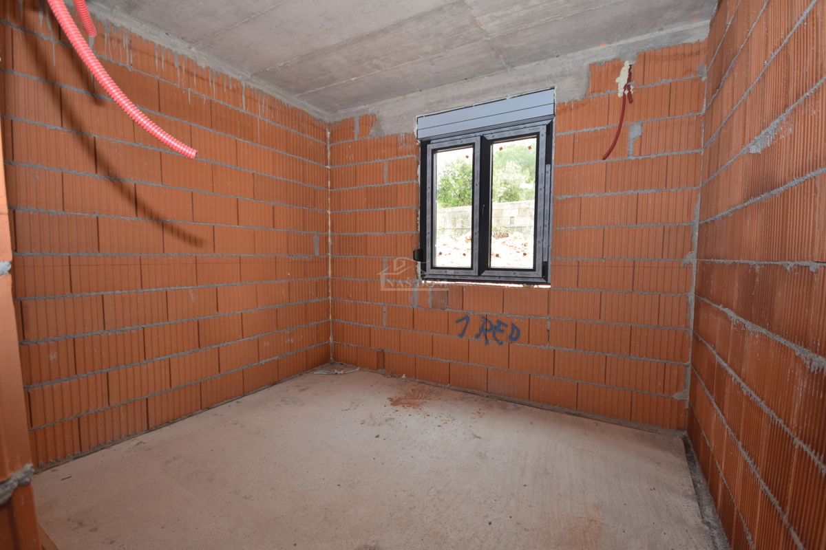 Brodarica - Appartamento S2 al piano terra con giardino di 130m2