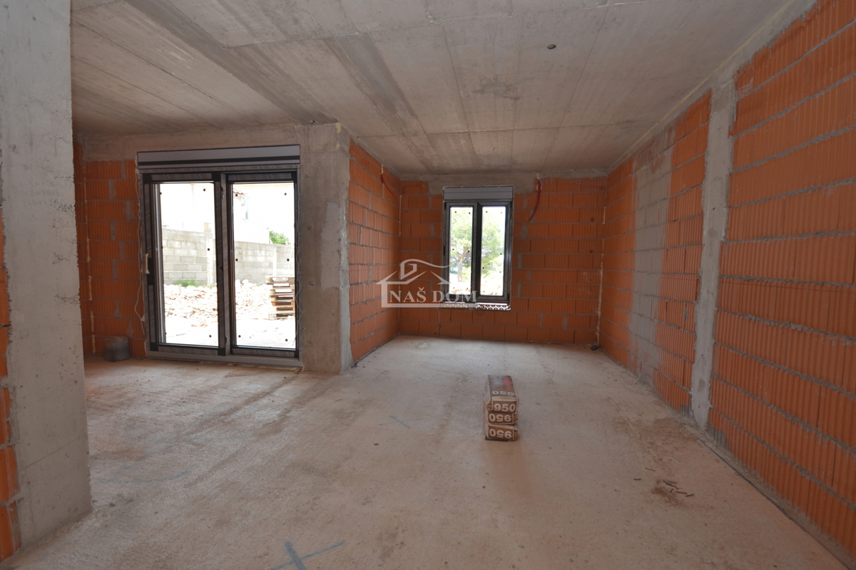 Brodarica - Appartamento S2 al piano terra con giardino di 130m2