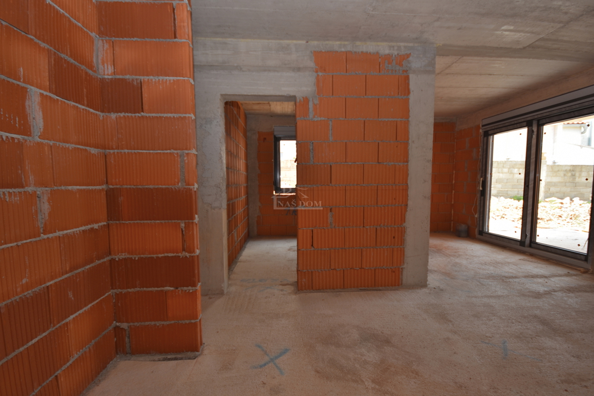 Brodarica - Appartamento S2 al piano terra con giardino di 130m2