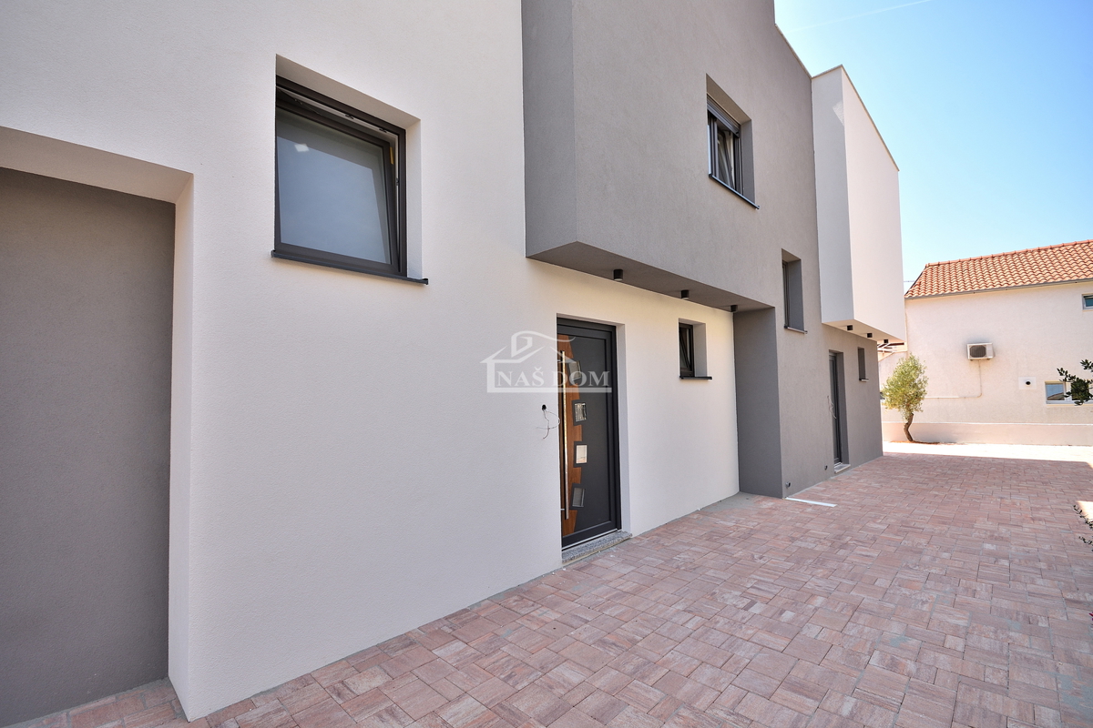 Vodice - NUOVA COSTRUZIONE* Casa S2 con terrazza sul tetto, vista mare, a 150 m dalla spiaggia