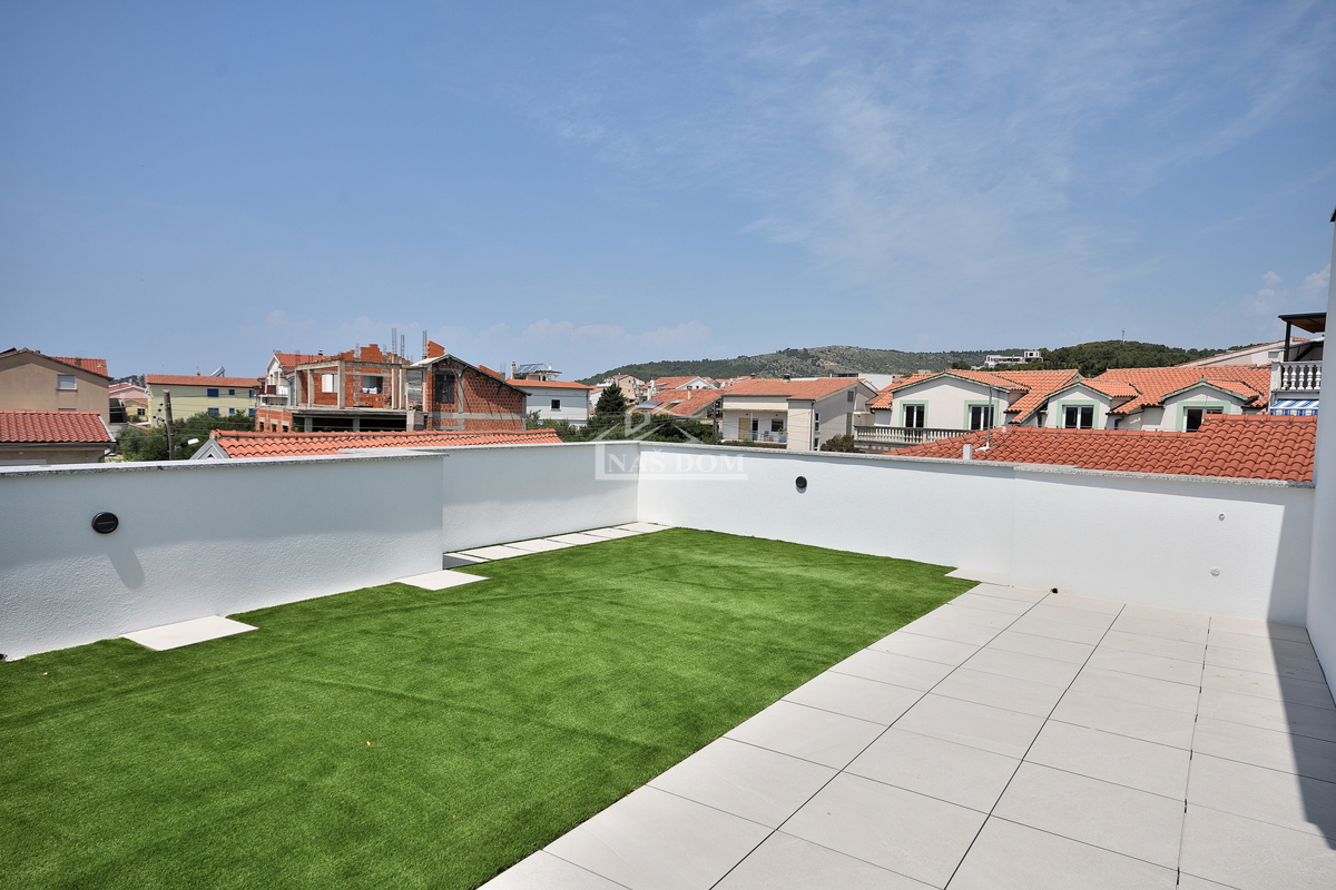 Vodice - NUOVA COSTRUZIONE* Casa S2 con terrazza sul tetto, vista mare, a 150 m dalla spiaggia