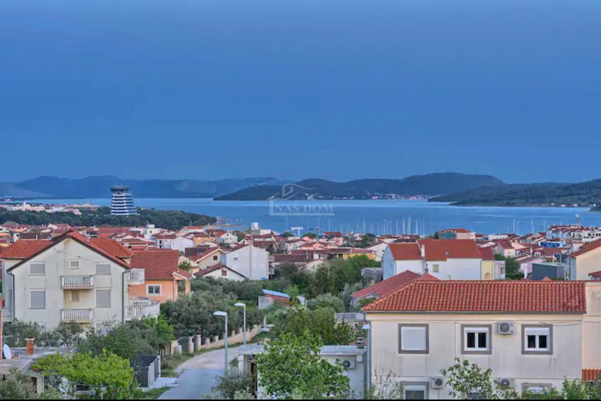 Vodice - Villa di lusso con piscina e terrazza sul tetto, vista mare