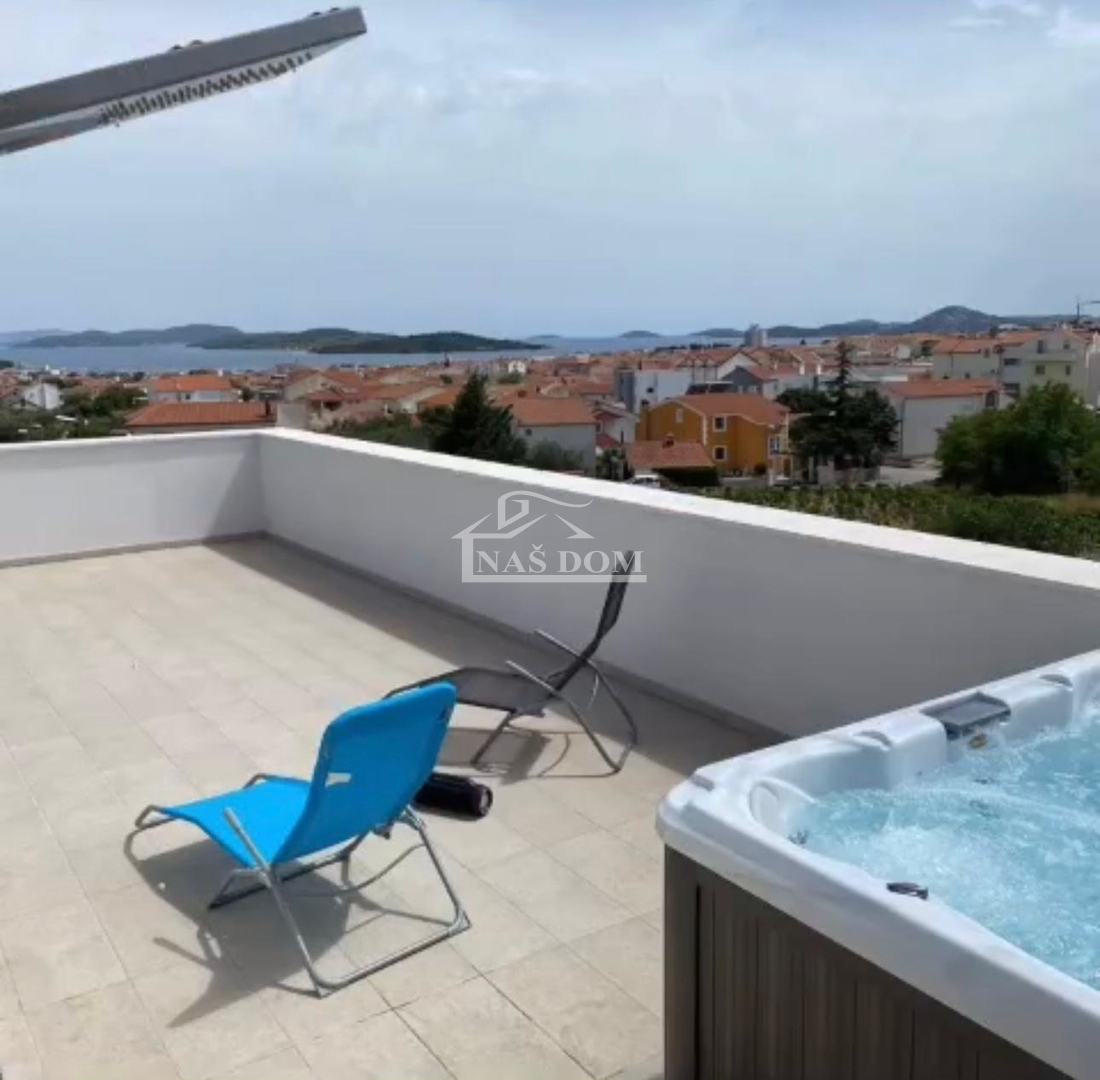 Vodice - Villa di lusso con piscina e terrazza sul tetto, vista mare