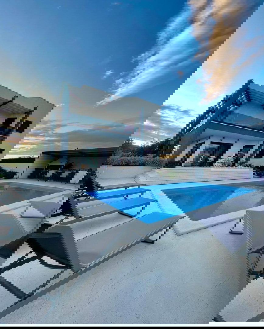 Vodice - Villa di lusso con piscina e terrazza sul tetto, vista mare