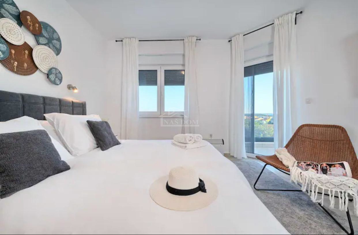 Vodice - Villa di lusso con piscina e terrazza sul tetto, vista mare