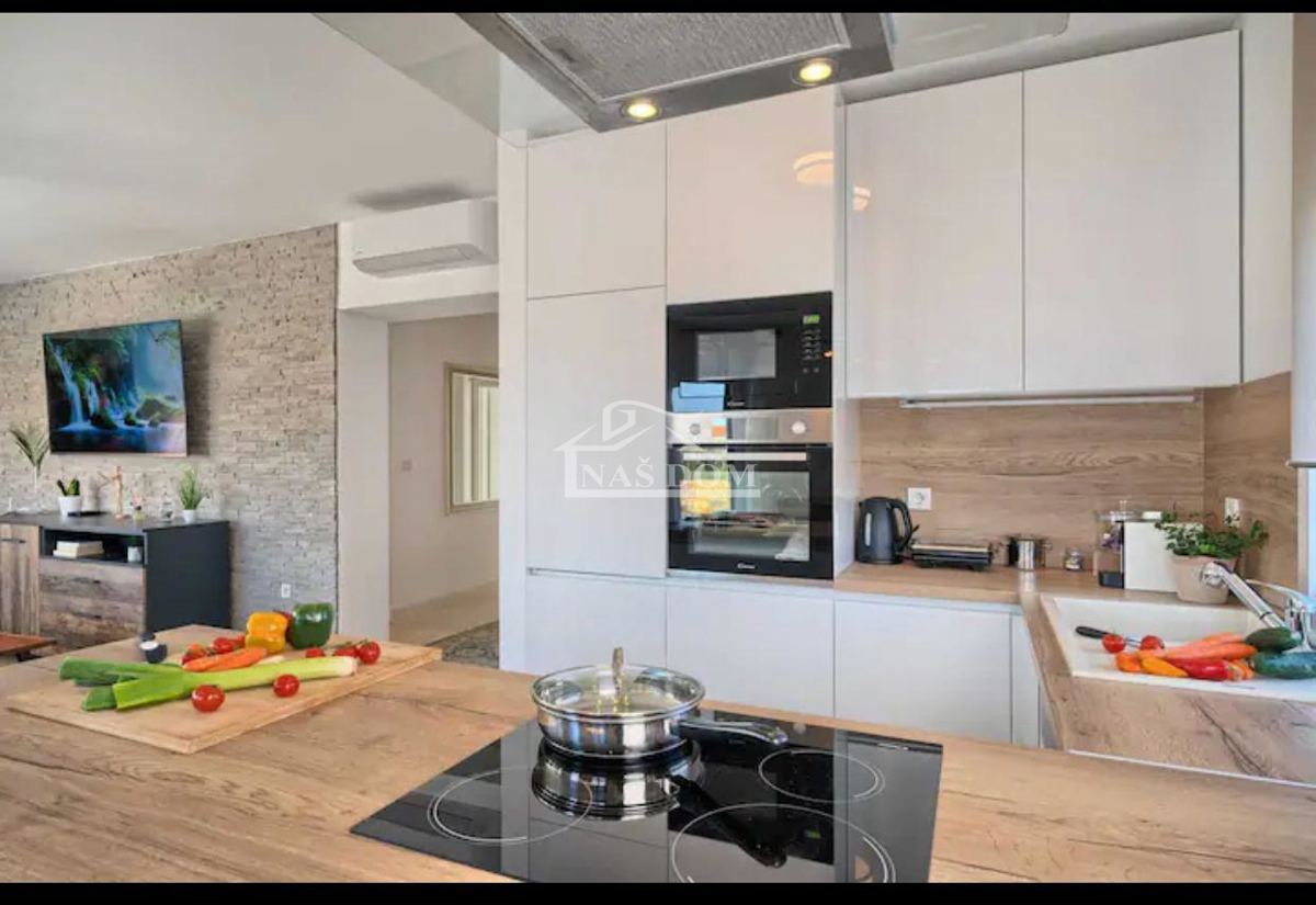 Vodice - Villa di lusso con piscina e terrazza sul tetto, vista mare