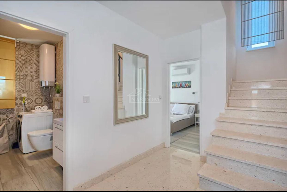 Vodice - Villa di lusso con piscina e terrazza sul tetto, vista mare