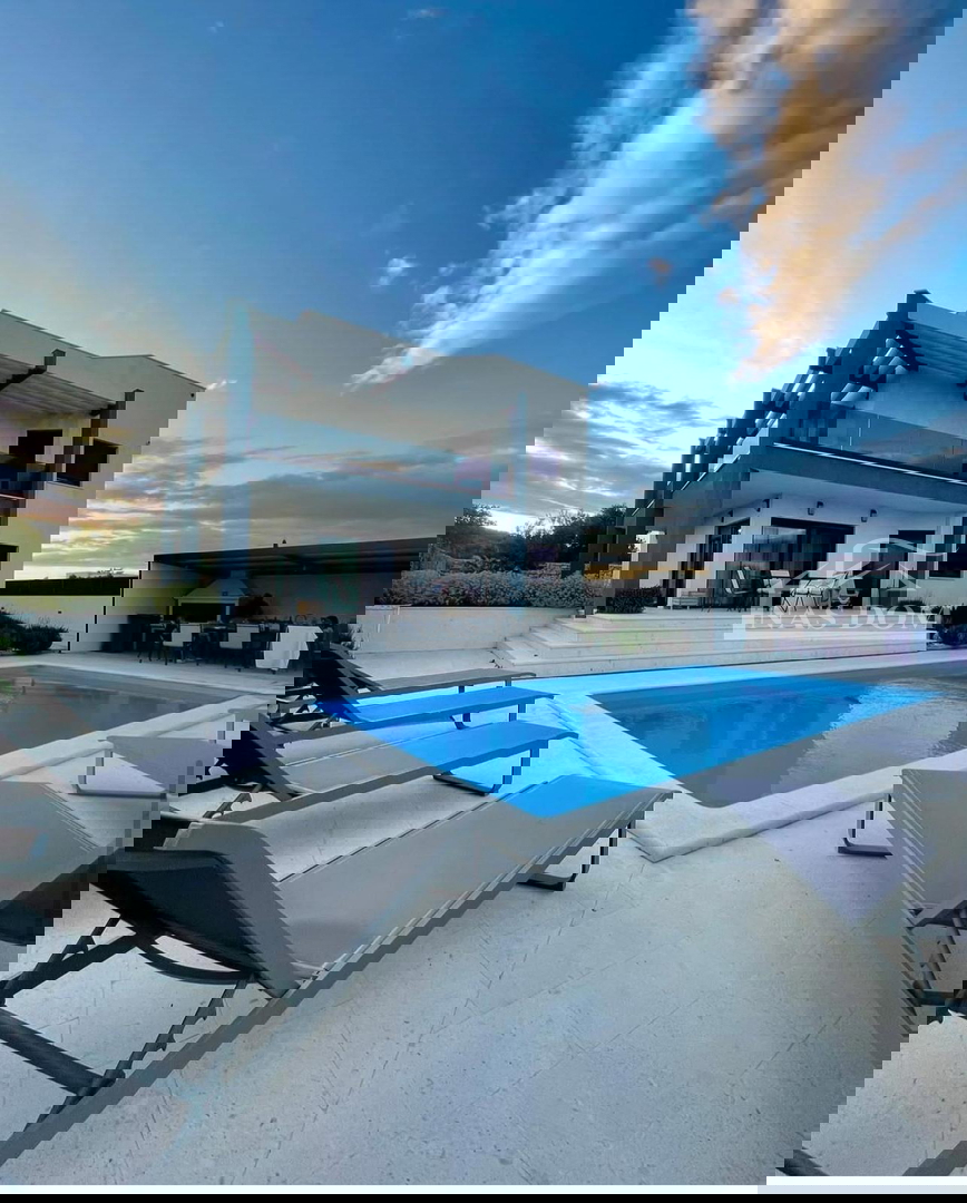 Vodice - Villa di lusso con piscina e terrazza sul tetto, vista mare