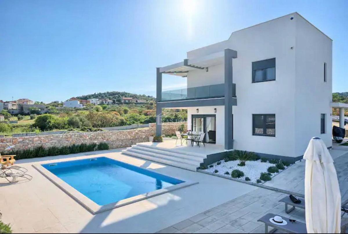 Vodice - Villa di lusso con piscina e terrazza sul tetto, vista mare