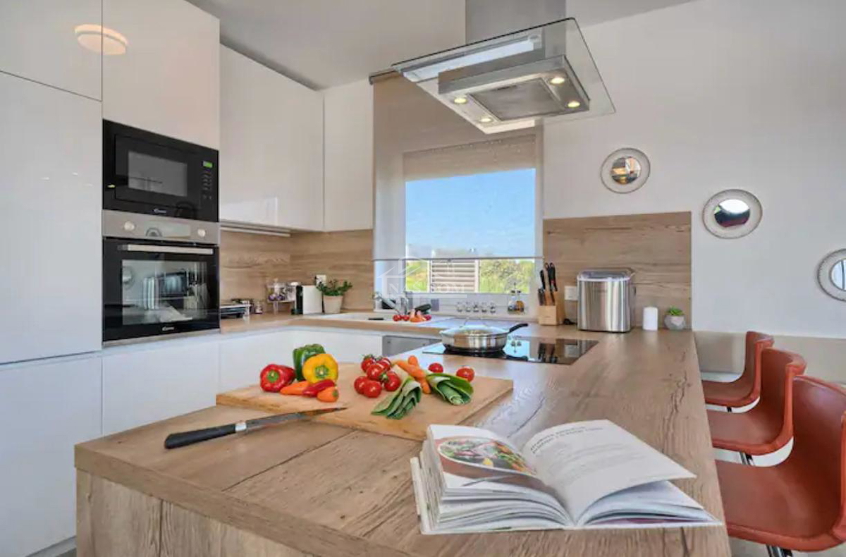 Vodice - Villa di lusso con piscina e terrazza sul tetto, vista mare