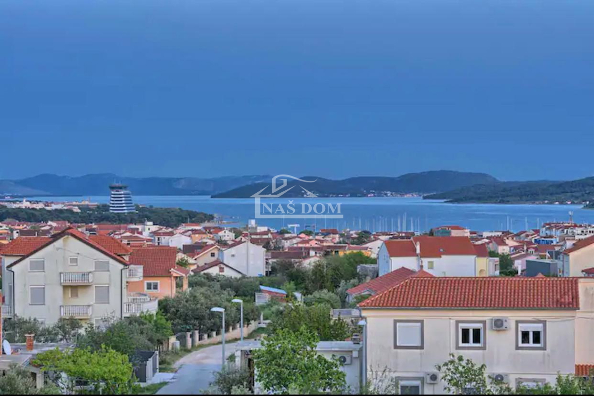 Vodice - Villa di lusso con piscina e terrazza sul tetto, vista mare