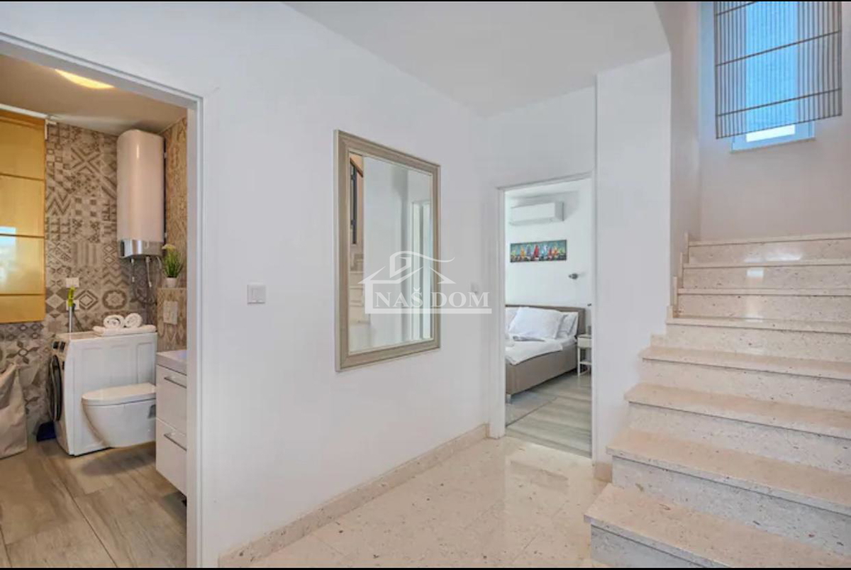 Vodice - Villa di lusso con piscina e terrazza sul tetto, vista mare