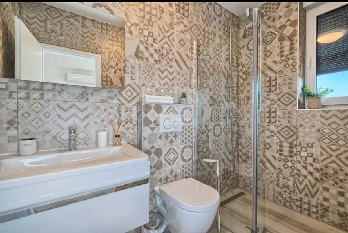 Vodice - Villa di lusso con piscina e terrazza sul tetto, vista mare