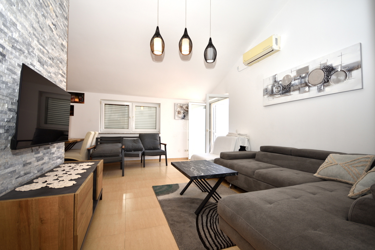 Vodice - piano di un edificio con 2 appartamenti