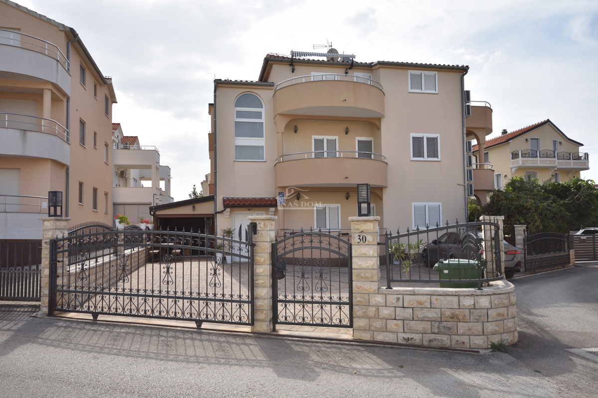 Vodice - piano di un edificio con 2 appartamenti